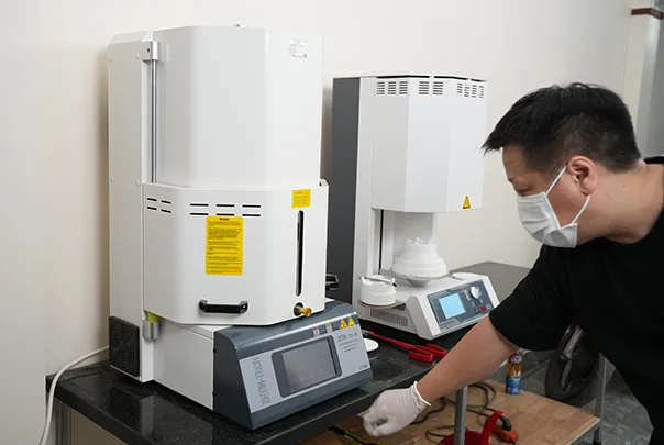 Chúng tôi chế tác phục hình bằng công nghệ CAD/CAM chính xác cao.